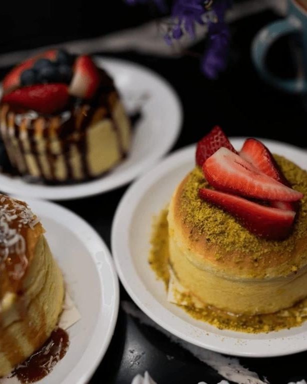 Trois gâteaux garnis, pistaches et fraises — photo Soufflé